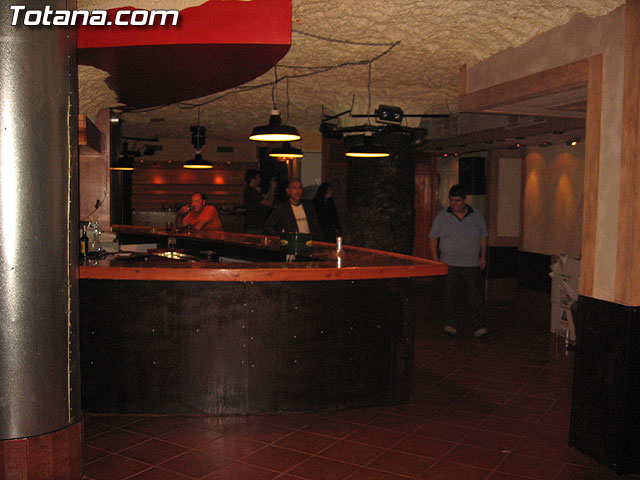 SE INAUGURA EN MAZARRN EL BAR DE COPAS 