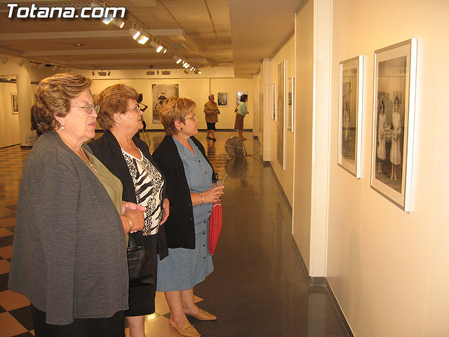 SE INAUGURA LA EXPOSICIN DE FOTOGRAFAS LA MUJER ENTRE SIGLOS (1896/1916) DEL TOTANERO FERNANDO NAVARRO QUE PUEDE SER VISITADA EN LA SALA MUNICIPAL GREGORIO CEBRIN HASTA EL 19 DE NOVIEMBRE - 4