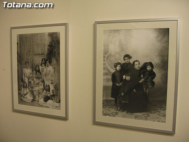 SE INAUGURA LA EXPOSICIÓN DE FOTOGRAFÍAS “LA MUJER ENTRE SIGLOS (1896/1916) DEL TOTANERO FERNANDO NAVARRO QUE PUEDE SER VISITADA EN LA SALA MUNICIPAL “GREGORIO CEBRIÁN” HASTA EL 19 DE NOVIEMBRE - 5