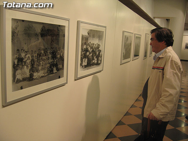 SE INAUGURA LA EXPOSICIÓN DE FOTOGRAFÍAS “LA MUJER ENTRE SIGLOS (1896/1916) DEL TOTANERO FERNANDO NAVARRO QUE PUEDE SER VISITADA EN LA SALA MUNICIPAL “GREGORIO CEBRIÁN” HASTA EL 19 DE NOVIEMBRE - 6