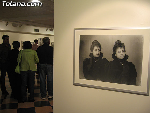 SE INAUGURA LA EXPOSICIÓN DE FOTOGRAFÍAS “LA MUJER ENTRE SIGLOS (1896/1916) DEL TOTANERO FERNANDO NAVARRO QUE PUEDE SER VISITADA EN LA SALA MUNICIPAL “GREGORIO CEBRIÁN” HASTA EL 19 DE NOVIEMBRE - 8