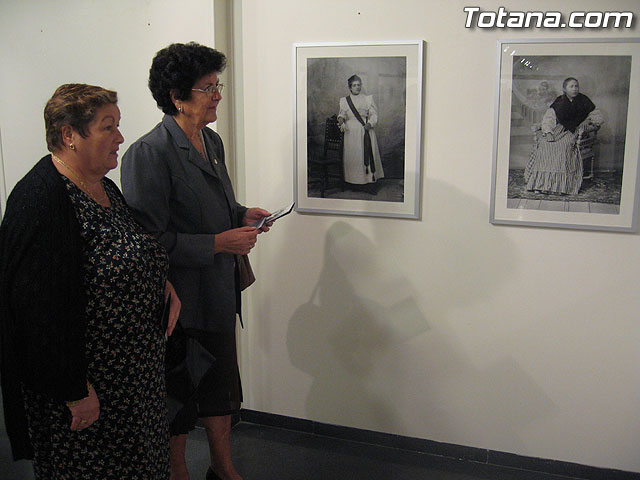 SE INAUGURA LA EXPOSICIÓN DE FOTOGRAFÍAS “LA MUJER ENTRE SIGLOS (1896/1916) DEL TOTANERO FERNANDO NAVARRO QUE PUEDE SER VISITADA EN LA SALA MUNICIPAL “GREGORIO CEBRIÁN” HASTA EL 19 DE NOVIEMBRE - 12