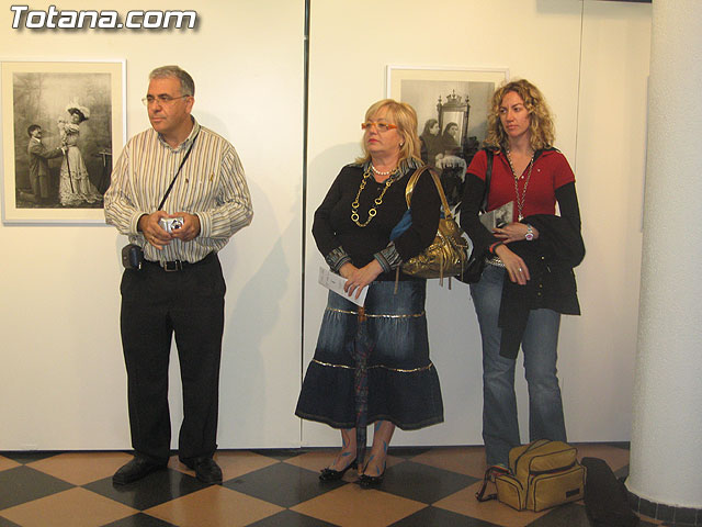 SE INAUGURA LA EXPOSICIÓN DE FOTOGRAFÍAS “LA MUJER ENTRE SIGLOS (1896/1916) DEL TOTANERO FERNANDO NAVARRO QUE PUEDE SER VISITADA EN LA SALA MUNICIPAL “GREGORIO CEBRIÁN” HASTA EL 19 DE NOVIEMBRE - 20