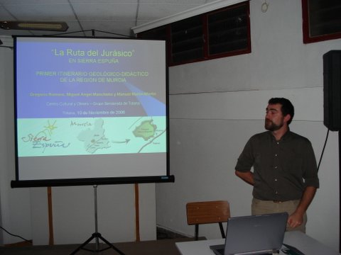 EL PALEONTLOGO TOTANERO, GREGORIO ROMERO CNOVAS, DISERT SOBRE EL JURSICO EN SIERRA ESPUA, ANTE UN ATENTO AUDITORIO EN EL CENTRO CULTURAL Y OBRERO - 7