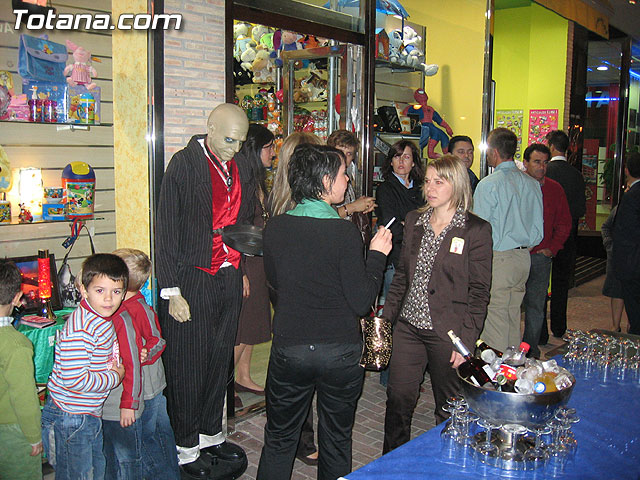 SE INAUGURA LA NUEVA SECCIN DE PIROTECNIA RECREATIVA DE LA TIENDA CARAMELOS - 4