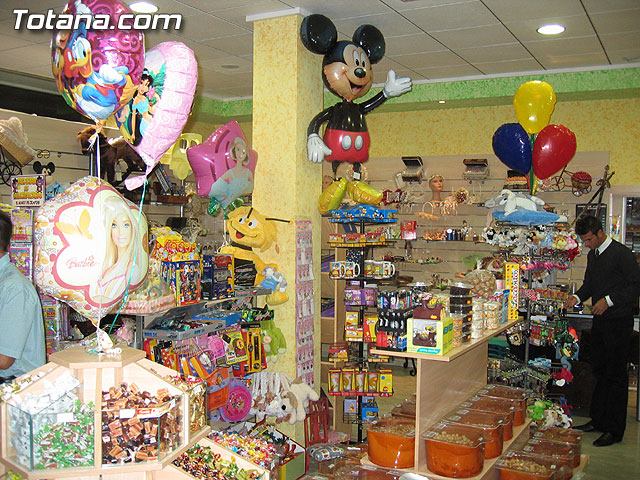 SE INAUGURA LA NUEVA SECCIN DE PIROTECNIA RECREATIVA DE LA TIENDA CARAMELOS - 8