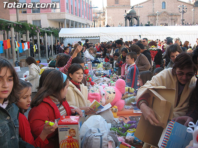 EL MOVIMIENTO JUNIOR Y EL COLECTIVO EL CANDIL ORGANIZARON UN MERCADILLO SOLIDARIO EL PASADO DOMINGO 17 DE DICIEMBRE - 1