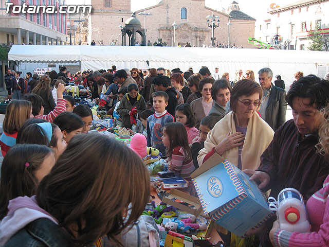 EL MOVIMIENTO JUNIOR Y EL COLECTIVO EL CANDIL ORGANIZARON UN MERCADILLO SOLIDARIO EL PASADO DOMINGO 17 DE DICIEMBRE - 2