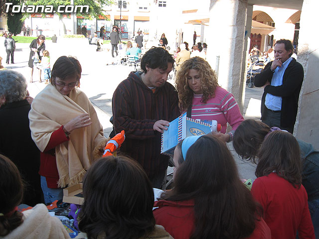 EL MOVIMIENTO JUNIOR Y EL COLECTIVO EL CANDIL ORGANIZARON UN MERCADILLO SOLIDARIO EL PASADO DOMINGO 17 DE DICIEMBRE - 3