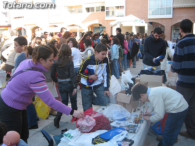 EL MOVIMIENTO JUNIOR Y EL COLECTIVO EL CANDIL ORGANIZARON UN MERCADILLO SOLIDARIO EL PASADO DOMINGO 17 DE DICIEMBRE - 12