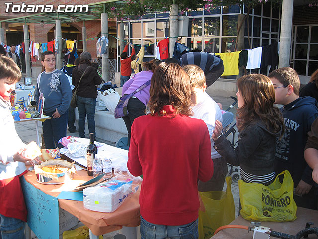EL MOVIMIENTO JUNIOR Y EL COLECTIVO EL CANDIL ORGANIZARON UN MERCADILLO SOLIDARIO EL PASADO DOMINGO 17 DE DICIEMBRE - 14