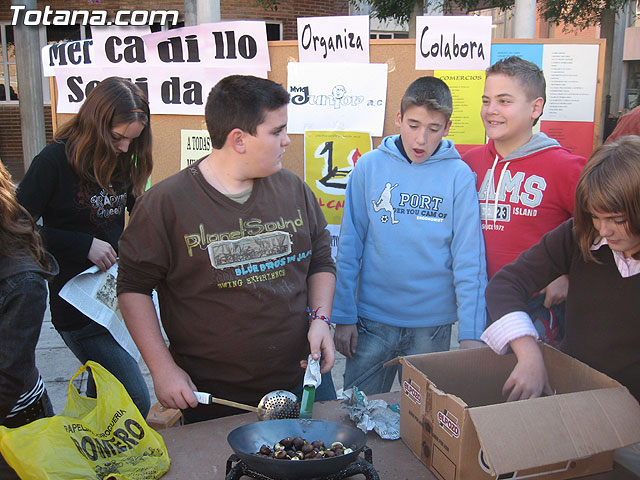 EL MOVIMIENTO JUNIOR Y EL COLECTIVO EL CANDIL ORGANIZARON UN MERCADILLO SOLIDARIO EL PASADO DOMINGO 17 DE DICIEMBRE - 15