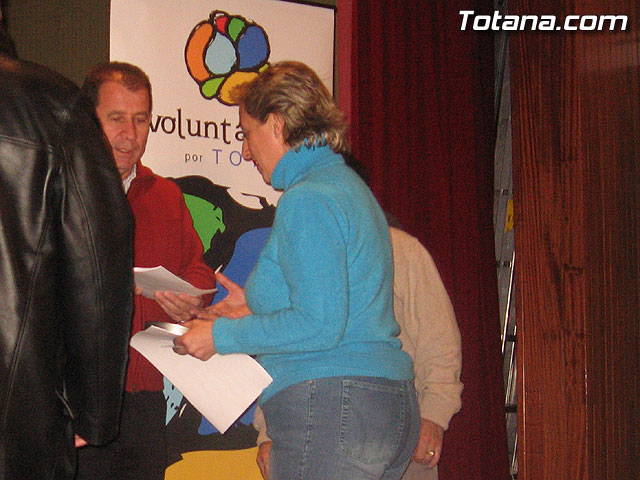 ENTREGAN EL CARNET DE VOLUNTARIO A MÁS DE UN CENTENAR DE VECINOS QUE DESARROLLAN ACCIONES VOLUNTARIAS Y ASOCIACIONES SIN ÁNIMO DE LUCRO DE TOTANA - 10