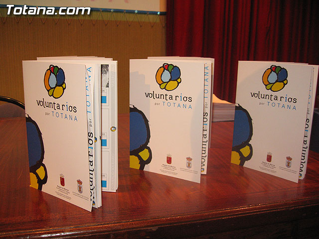 ENTREGAN EL CARNET DE VOLUNTARIO A MÁS DE UN CENTENAR DE VECINOS QUE DESARROLLAN ACCIONES VOLUNTARIAS Y ASOCIACIONES SIN ÁNIMO DE LUCRO DE TOTANA - 3