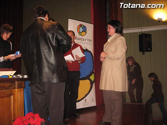 ENTREGAN EL CARNET DE VOLUNTARIO A MÁS DE UN CENTENAR DE VECINOS QUE DESARROLLAN ACCIONES VOLUNTARIAS Y ASOCIACIONES SIN ÁNIMO DE LUCRO DE TOTANA - 24