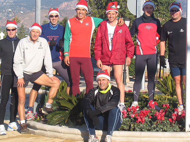DESDE EL CLUB DE ATLETISMO DE TOTANA QUIEREN DESEAR A TODOS LOS VECINOS DE TOTANA UNAS FELICES FIESTAS Y PRÓSPERO 2007 - 15