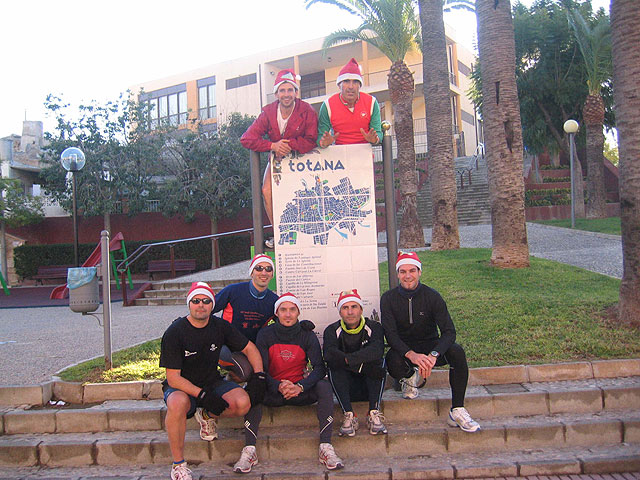 DESDE EL CLUB DE ATLETISMO DE TOTANA QUIEREN DESEAR A TODOS LOS VECINOS DE TOTANA UNAS FELICES FIESTAS Y PRÓSPERO 2007 - 18