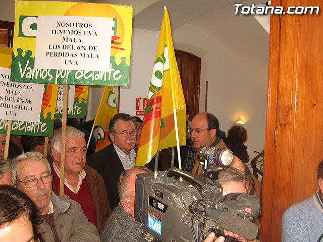 EL PLENO DEL AYUNTAMIENTO DE TOTANA APRUEBA UNA MOCIÓN CONJUNTA DE APOYO A LOS AGRICULTORES DE PARRALES DE UVA AFECTADOS POR LAS LLUVIAS DE NOVIEMBRE Y PEDIR AYUDAS A LAS ADMINISTRACIONES IMPLICADAS - 8 EL PLENO DEL AYUNTAMIENTO DE TOTANA APRUEBA UNA MOCIÓN CONJUNTA DE APOYO A LOS AGRICULTORES DE PARRALES DE UVA AFECTADOS POR LAS LLUVIAS DE NOVIEMBRE Y PEDIR AYUDAS A LAS ADMINISTRACIONES IMPLICADAS - 8
