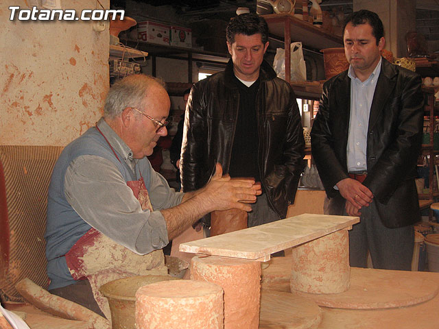 EL EX JUGADOR DEL REAL MADRID Y EMBAJADOR DE LA ARTESANA TOTANERA, MIGUEL PORLN CHENDO, VISIT VARIOS TALLERES ARTESANOS PARA CONOCER DE CERCA LA RUTA DE LA ARTESANA DEL MUNICIPIO - 13