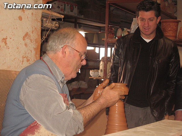 EL EX JUGADOR DEL REAL MADRID Y EMBAJADOR DE LA ARTESANÍA TOTANERA, MIGUEL PORLÁN “CHENDO”, VISITÓ VARIOS TALLERES ARTESANOS PARA CONOCER DE CERCA “LA RUTA DE LA ARTESANÍA” DEL MUNICIPIO - 14