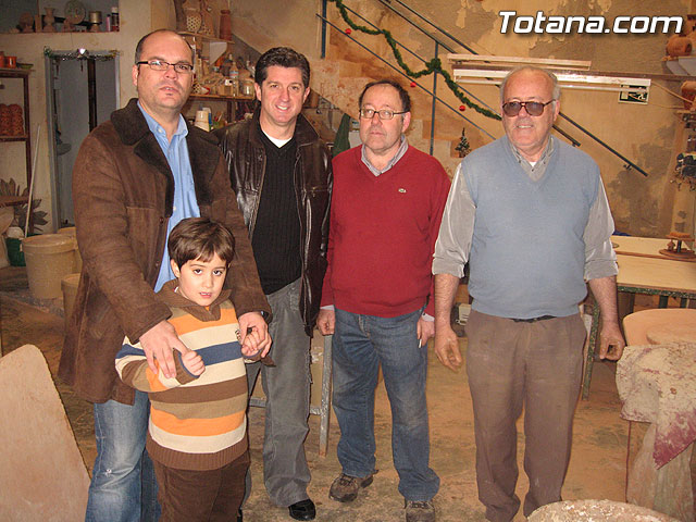 EL EX JUGADOR DEL REAL MADRID Y EMBAJADOR DE LA ARTESANA TOTANERA, MIGUEL PORLN CHENDO, VISIT VARIOS TALLERES ARTESANOS PARA CONOCER DE CERCA LA RUTA DE LA ARTESANA DEL MUNICIPIO - 16