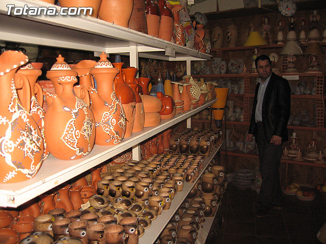 EL EX JUGADOR DEL REAL MADRID Y EMBAJADOR DE LA ARTESANÍA TOTANERA, MIGUEL PORLÁN “CHENDO”, VISITÓ VARIOS TALLERES ARTESANOS PARA CONOCER DE CERCA “LA RUTA DE LA ARTESANÍA” DEL MUNICIPIO - 18