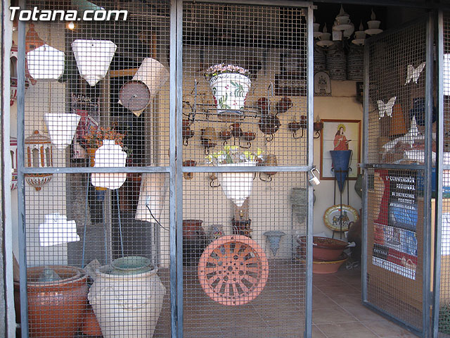 EL EX JUGADOR DEL REAL MADRID Y EMBAJADOR DE LA ARTESANA TOTANERA, MIGUEL PORLN CHENDO, VISIT VARIOS TALLERES ARTESANOS PARA CONOCER DE CERCA LA RUTA DE LA ARTESANA DEL MUNICIPIO - 23