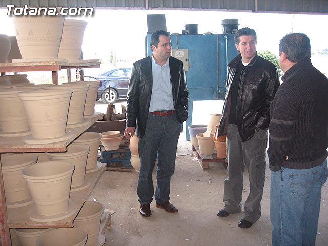 EL EX JUGADOR DEL REAL MADRID Y EMBAJADOR DE LA ARTESANA TOTANERA, MIGUEL PORLN CHENDO, VISIT VARIOS TALLERES ARTESANOS PARA CONOCER DE CERCA LA RUTA DE LA ARTESANA DEL MUNICIPIO - 30