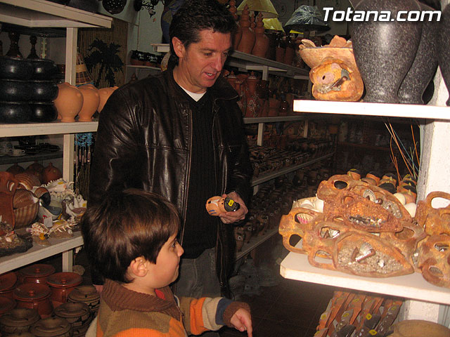 EL EX JUGADOR DEL REAL MADRID Y EMBAJADOR DE LA ARTESANA TOTANERA, MIGUEL PORLN CHENDO, VISIT VARIOS TALLERES ARTESANOS PARA CONOCER DE CERCA LA RUTA DE LA ARTESANA DEL MUNICIPIO - 26