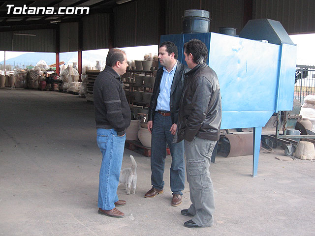 EL EX JUGADOR DEL REAL MADRID Y EMBAJADOR DE LA ARTESANA TOTANERA, MIGUEL PORLN CHENDO, VISIT VARIOS TALLERES ARTESANOS PARA CONOCER DE CERCA LA RUTA DE LA ARTESANA DEL MUNICIPIO - 29