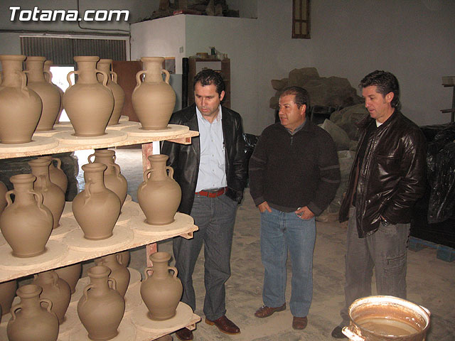 EL EX JUGADOR DEL REAL MADRID Y EMBAJADOR DE LA ARTESANA TOTANERA, MIGUEL PORLN CHENDO, VISIT VARIOS TALLERES ARTESANOS PARA CONOCER DE CERCA LA RUTA DE LA ARTESANA DEL MUNICIPIO - 34