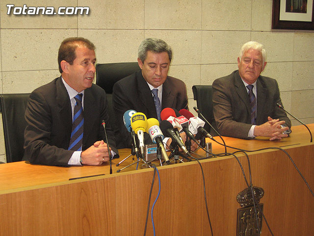 IZQUIERDA UNIDA DICE QUE VALCÁRCEL NO ACUDE A LA INAUGURACIÓN DEL AYUNTAMIENTO POR TEMOR A QUE LE ESTALLE LA TRAMA URBANÍSTICA DE SU PARTIDO EN TOTANA EN LAS MANOS - 27