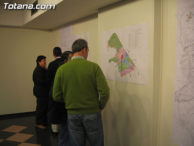 MÁS DE UN CENTENAR DE PERSONAS VISITAN EN LA PRIMERA JORNADA DE EXPOSICIÓN LA MUESTRA DEL PLAN GENERAL DE ORDENACION MUNICIPAL - 2