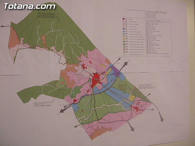 MÁS DE UN CENTENAR DE PERSONAS VISITAN EN LA PRIMERA JORNADA DE EXPOSICIÓN LA MUESTRA DEL PLAN GENERAL DE ORDENACION MUNICIPAL - 7