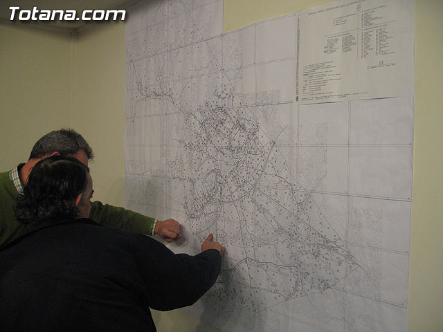 MÁS DE UN CENTENAR DE PERSONAS VISITAN EN LA PRIMERA JORNADA DE EXPOSICIÓN LA MUESTRA DEL PLAN GENERAL DE ORDENACION MUNICIPAL - 8