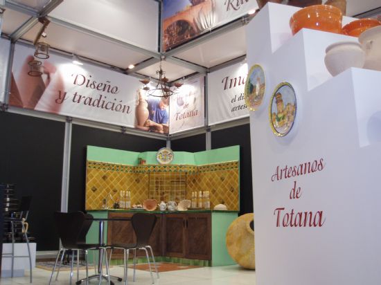 CHENDO, MERCEDES MILÁ, ANTONIO HIDALGO Y JOSÉ MANUEL PARADA CONOCEN DE CERCA LA RUTA DE LA ARTESANÍA DE TOTANA PRESENTADA EN FITUR - 2