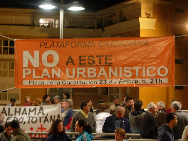 LA PLATAFORMA CIUDADANA “NO A ESTE PLAN URBANÍSTICO” HACE UNA VALORACIÓN MUY POSITIVA DE LA CONCENTRACIÓN QUE TUVO LUGAR EL PASADO VIERNES 23 DE FEBRERO EN LA PLAZA DE LA CONSTITUCIÓN - 1