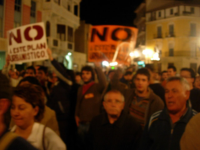 LA PLATAFORMA CIUDADANA NO A ESTE PLAN URBANSTICO HACE UNA VALORACIN MUY POSITIVA DE LA CONCENTRACIN QUE TUVO LUGAR EL PASADO VIERNES 23 DE FEBRERO EN LA PLAZA DE LA CONSTITUCIN - 8