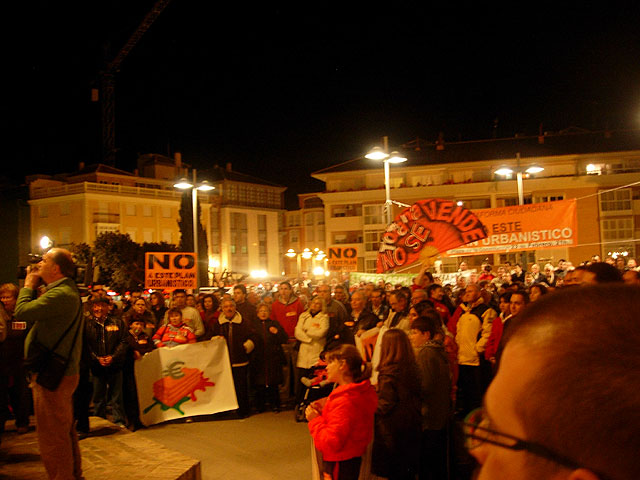 LA PLATAFORMA CIUDADANA NO A ESTE PLAN URBANSTICO HACE UNA VALORACIN MUY POSITIVA DE LA CONCENTRACIN QUE TUVO LUGAR EL PASADO VIERNES 23 DE FEBRERO EN LA PLAZA DE LA CONSTITUCIN - 14