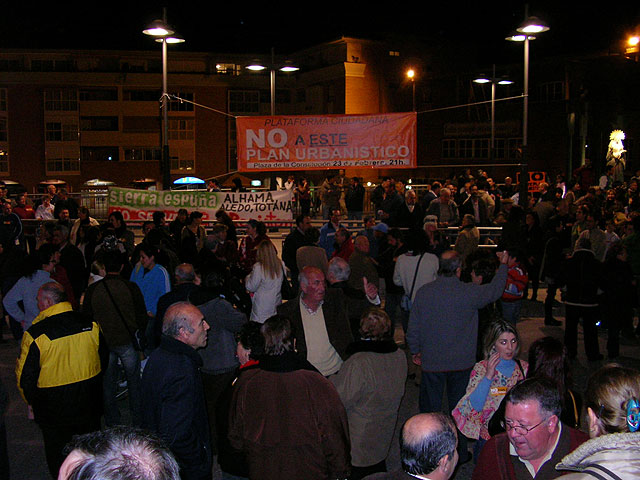 LA PLATAFORMA CIUDADANA “NO A ESTE PLAN URBANÍSTICO” HACE UNA VALORACIÓN MUY POSITIVA DE LA CONCENTRACIÓN QUE TUVO LUGAR EL PASADO VIERNES 23 DE FEBRERO EN LA PLAZA DE LA CONSTITUCIÓN - 16