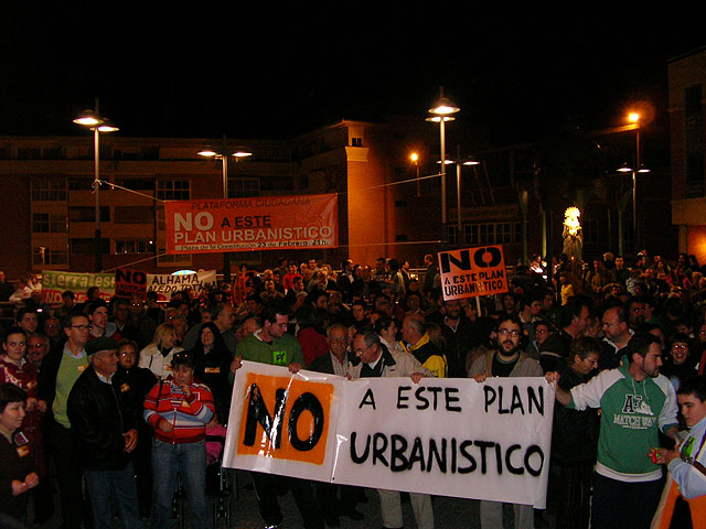 LA PLATAFORMA CIUDADANA NO A ESTE PLAN URBANSTICO HACE UNA VALORACIN MUY POSITIVA DE LA CONCENTRACIN QUE TUVO LUGAR EL PASADO VIERNES 23 DE FEBRERO EN LA PLAZA DE LA CONSTITUCIN - 18