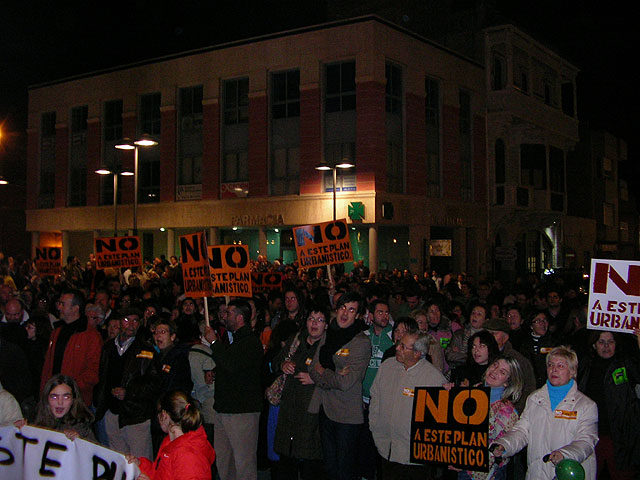 LA PLATAFORMA CIUDADANA “NO A ESTE PLAN URBANÍSTICO” HACE UNA VALORACIÓN MUY POSITIVA DE LA CONCENTRACIÓN QUE TUVO LUGAR EL PASADO VIERNES 23 DE FEBRERO EN LA PLAZA DE LA CONSTITUCIÓN - 21