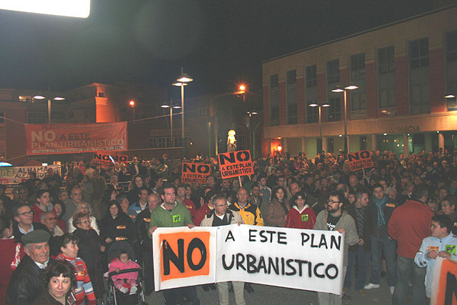 LA PLATAFORMA CIUDADANA NO A ESTE PLAN URBANSTICO HACE UNA VALORACIN MUY POSITIVA DE LA CONCENTRACIN QUE TUVO LUGAR EL PASADO VIERNES 23 DE FEBRERO EN LA PLAZA DE LA CONSTITUCIN - 24