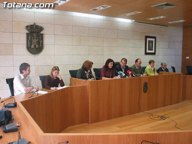 ANTONIO CAMPOS CNOVAS RECIBE EL VII PREMIO DE INVESTIGACIN HISTRICA ALPORCHN, DOTADO CON 2.704 EUROS, CON LA OBRA LA MEMORIA URBANA. ESTUDIO DE APROXIMACIN A LA EVOLUCIN DE LA CIUDAD DE TOTANA EN EL PERODO 1950-1980 - 5