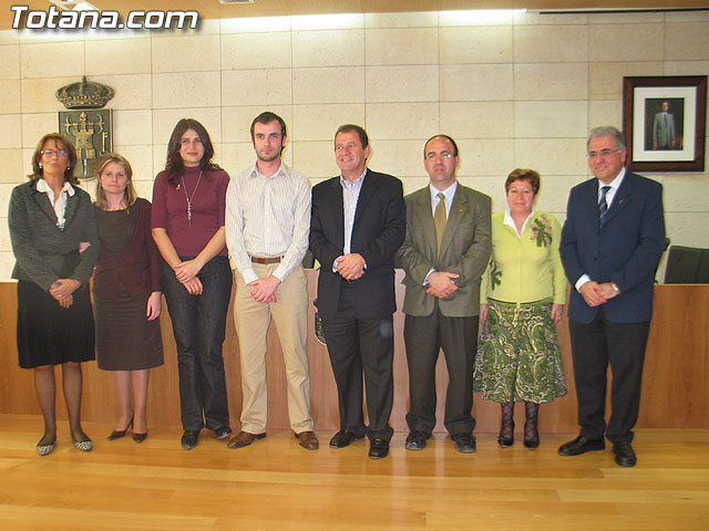 ANTONIO CAMPOS CNOVAS RECIBE EL VII PREMIO DE INVESTIGACIN HISTRICA ALPORCHN, DOTADO CON 2.704 EUROS, CON LA OBRA LA MEMORIA URBANA. ESTUDIO DE APROXIMACIN A LA EVOLUCIN DE LA CIUDAD DE TOTANA EN EL PERODO 1950-1980 - 8