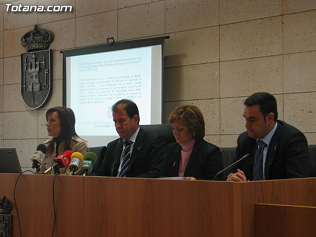 LA DIRECTORA DEL INSTITUTO DE LA MUJER Y LAS AUTORIDADES LOCALES PRESENTAN EL II PLAN DE IGUALDAD DE OPORTUNIDADES (2007/2011) DE TOTANA - 8