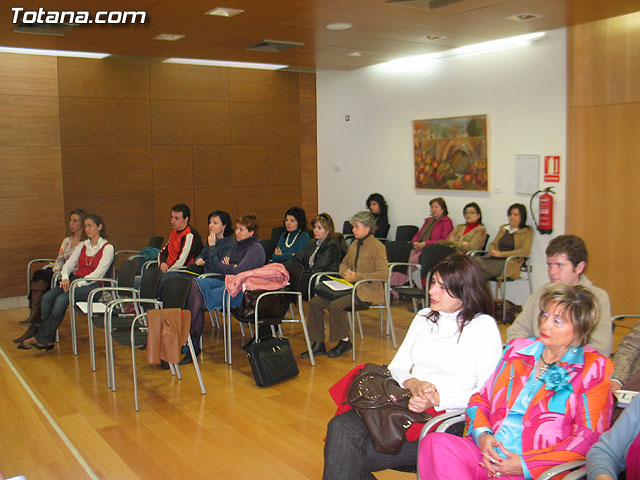 LA DIRECTORA DEL INSTITUTO DE LA MUJER Y LAS AUTORIDADES LOCALES PRESENTAN EL II PLAN DE IGUALDAD DE OPORTUNIDADES (2007/2011) DE TOTANA - 13