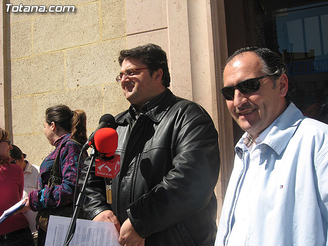 LEEN UN MANIFIESTO EN LA PUERTA DEL AYUNTAMIENTO CON MOTIVO DEL DÍA INTERNACIONAL CONTRA EL RACISMO Y LA XENOFOBIA - 1 LEEN UN MANIFIESTO EN LA PUERTA DEL AYUNTAMIENTO CON MOTIVO DEL DÍA INTERNACIONAL CONTRA EL RACISMO Y LA XENOFOBIA - 1