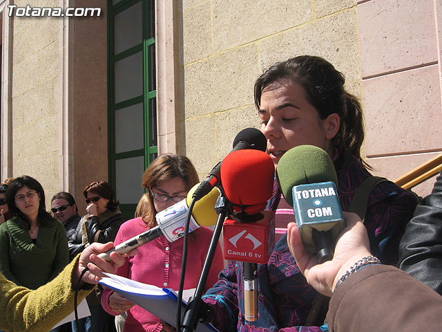 LEEN UN MANIFIESTO EN LA PUERTA DEL AYUNTAMIENTO CON MOTIVO DEL DÍA INTERNACIONAL CONTRA EL RACISMO Y LA XENOFOBIA - 2 LEEN UN MANIFIESTO EN LA PUERTA DEL AYUNTAMIENTO CON MOTIVO DEL DÍA INTERNACIONAL CONTRA EL RACISMO Y LA XENOFOBIA - 2