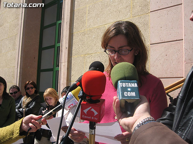 LEEN UN MANIFIESTO EN LA PUERTA DEL AYUNTAMIENTO CON MOTIVO DEL DÍA INTERNACIONAL CONTRA EL RACISMO Y LA XENOFOBIA - 3 LEEN UN MANIFIESTO EN LA PUERTA DEL AYUNTAMIENTO CON MOTIVO DEL DÍA INTERNACIONAL CONTRA EL RACISMO Y LA XENOFOBIA - 3